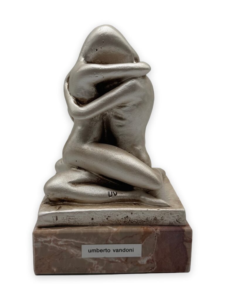 Abbraccio, h 18cm, pat argento