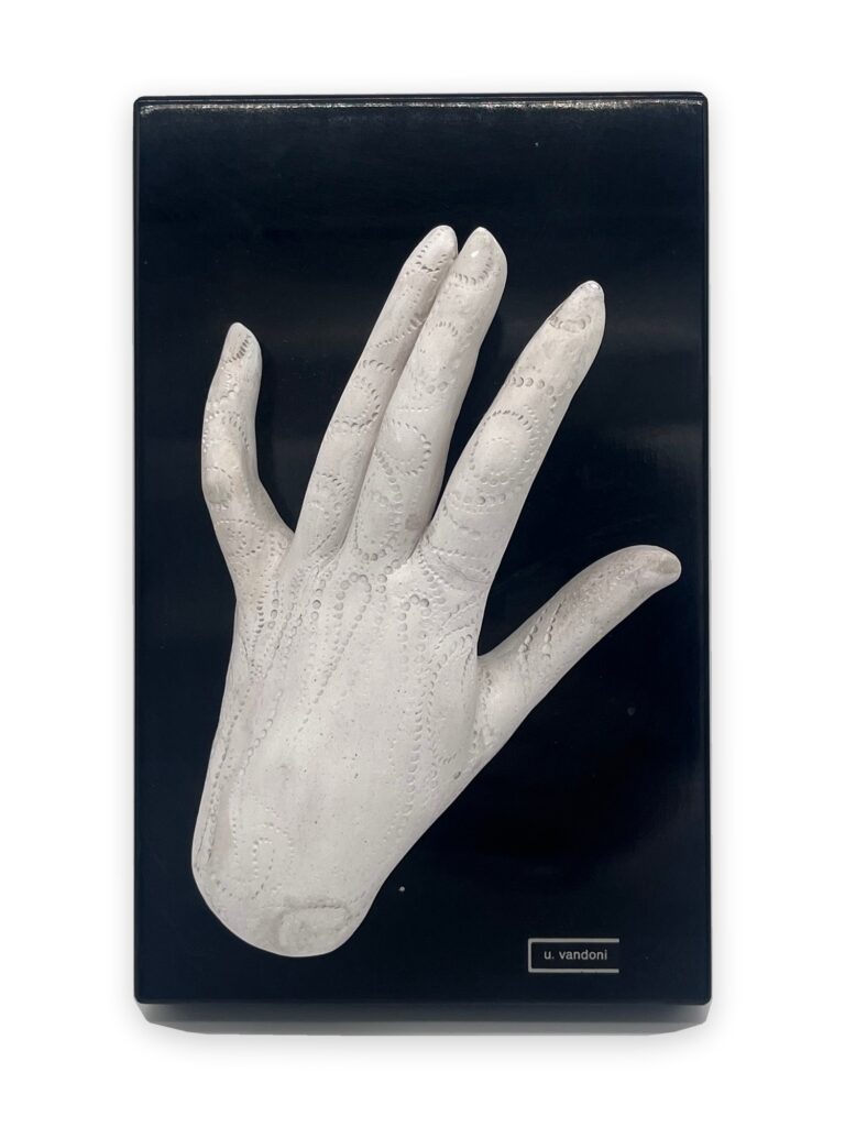 Mano femminile ricamata, gesso, 24x15cm