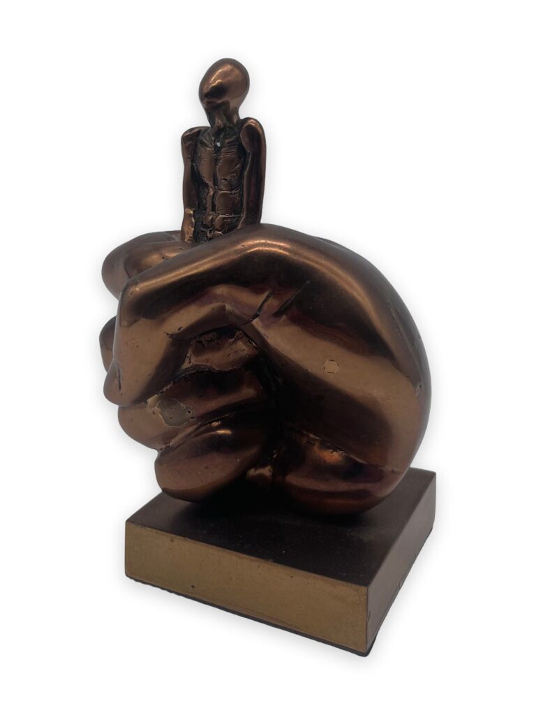 Uomo in pugno, 16x12cm, bronzo